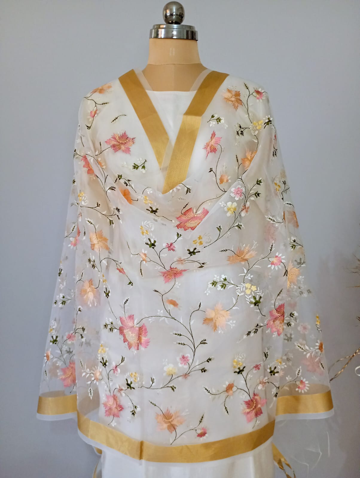 Off-white Organza dupatta in Kashidakari
