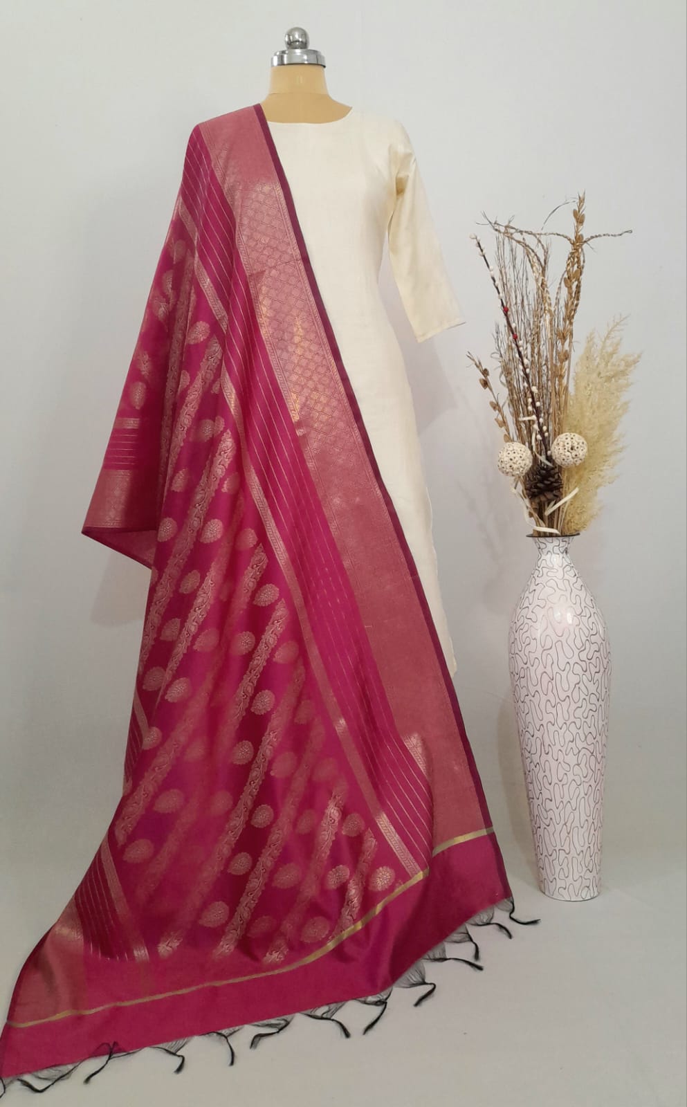 Banarasi Tapeta Silk Magenta Dupatta